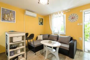 Reizendes Apartment mit Meerblick, privater Terrasse, Sonnenschutz, Waschmaschine