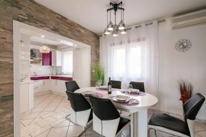 Charmantes Apartment nur 500 Meter zum Strand mit privatem Balkon, Grill, Privatparkplatz