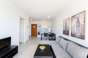 Modernes Apartment nur 90 Meter zum Strand mit Meerblick, Tiefgarage, Klima