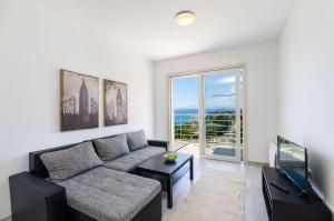 Modernes Apartment nur 90 Meter zum Strand mit Meerblick, Tiefgarage, Klima