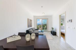 Modernes Apartment nur 90 Meter zum Strand mit Meerblick, Tiefgarage, Klima