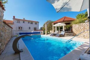 Charmantes Apartment nur 700 Meter zum Strand mit Meerblick, Pool, BBQ, Privatparkplatz