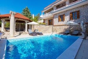 Charmantes Apartment nur 700 Meter zum Strand mit Meerblick, Pool, BBQ, Privatparkplatz