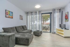 Modernes Apartment nur 600 Meter zum Strand mit Meerblick, Privatparkplatz, Waschmaschine 