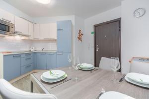 Modernes Apartment nur 600 Meter zum Strand mit Meerblick, Privatparkplatz, Waschmaschine 