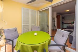 Malerisches Apartment nur 50 Meter zum Strand mit privatem Balkon, WiFi, Privatparkplatz