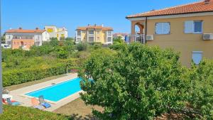 Idyllisches Apartment mit Meerblick, Pool, Grill, Waschmaschine, Privatparkplatz 