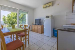 Hundefreundliches Apartment nur 300 Meter bis zur Adria mit Meerblick, Grill, WiFi