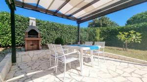 Neues Apartment mit privater Terrasse, Steingrill, Privatparkplatz, WiFi 