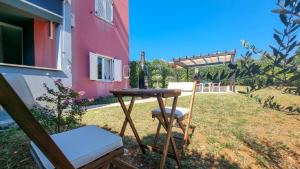Neues Apartment mit privater Terrasse, Steingrill, Privatparkplatz, WiFi 
