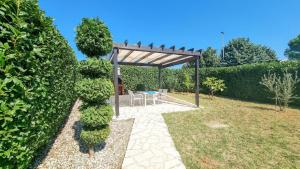 Neues Apartment mit privater Terrasse, Steingrill, Privatparkplatz, WiFi 