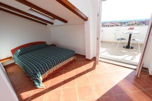 Beeindruckendes Apartment mit Dachterrasse, Meerblick, Babybett, Klima, Privatparkplatz