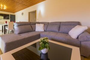 Mediterranes Apartment nur 470 Meter zum Strand mit Meerblick, Babybett, Grill