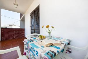 Helles Apartment nur 800 Meter zum Strand mit Meerblick, 2 Balkonen, Privatparkplatz 