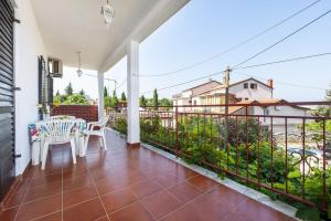 Helles Apartment nur 800 Meter zum Strand mit Meerblick, 2 Balkonen, Privatparkplatz 