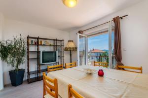 Komfortables Apartment nur 200 Meter zum Strand mit 2 Balkone, Meerblick, Grill