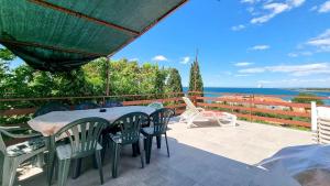 Lauschiges Apartment nur 100 Meter zum Strand mit Panoramablick, Liegebereich, Grill