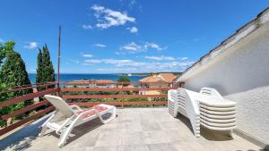 Lauschiges Apartment nur 100 Meter zum Strand mit Panoramablick, Liegebereich, Grill 
