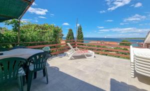 Lauschiges Apartment nur 100 Meter zum Strand mit Panoramablick, Liegebereich, Grill 