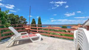 Lauschiges Apartment nur 100 Meter zum Strand mit Panoramablick, Liegebereich, Grill 
