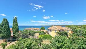 Lauschiges Apartment nur 100 Meter zum Strand mit Panoramablick, Liegebereich, Grill 