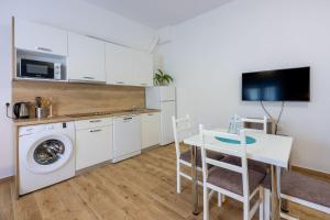 Renoviertes Apartment nur 600 Meter zum Strand mit privater Terrasse, Grill, Waschmaschine