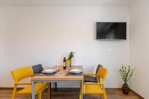 Idyllisches Apartment nur 120 Meter zum Sandstrand mit Meerblick, privatem Balkon, WiFi