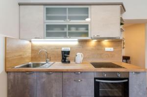 Idyllisches Apartment nur 120 Meter zum Sandstrand mit Meerblick, privatem Balkon, WiFi