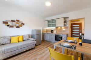 Idyllisches Apartment nur 120 Meter zum Sandstrand mit Meerblick, privatem Balkon, WiFi