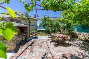 Rustikales Apartment nur 500 Meter zum Strand mit Meerblick, Grillbereich, WiFi