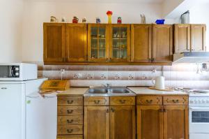 Rustikales Apartment nur 500 Meter zum Strand mit Meerblick, Grillbereich, WiFi