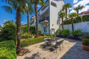 Cozy Apartment nur 350 Meter zum Sandstrand mit privater Terrasse und mediterranem Garten