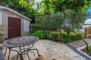 Renoviertes Apartment nur 100 Meter zum Strand mit Meerblick, Grill, Terrasse 