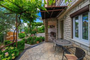 Renoviertes Apartment nur 100 Meter zum Strand mit Meerblick, Grill, Terrasse 