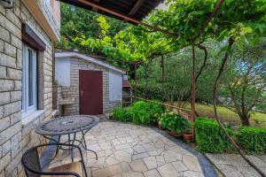 Renoviertes Apartment nur 100 Meter zum Strand mit Meerblick, Grill, Terrasse