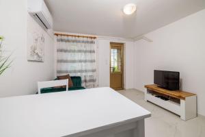 Renoviertes Apartment nur 100 Meter zum Strand mit Meerblick, Grill, Terrasse 