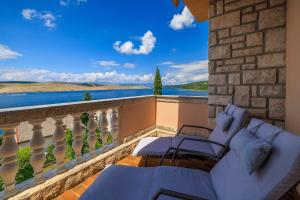 Modernes Apartment nur 100 Meter zum Strand mit herrlichem Meerblick, Aussendusche, Grill 