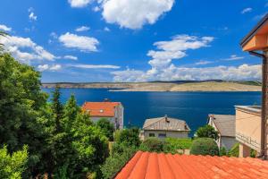 Modernes Apartment nur 100 Meter zum Strand mit herrlichem Meerblick, Aussendusche, Grill