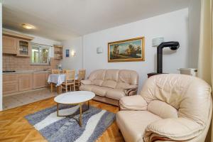 Modernes Apartment nur 100 Meter zum Strand mit herrlichem Meerblick, Aussendusche, Grill