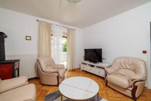 Modernes Apartment nur 100 Meter zum Strand mit herrlichem Meerblick, Aussendusche, Grill