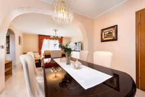 Malerisches Apartment mit grossem Balkon, Grillbereich und nur 15 Minuten zum Strand