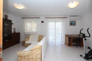 Komfortables Apartment mit privatem Balkon, Privatparkplatz, Babybett, Klima 