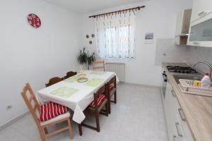 Komfortables Apartment mit privatem Balkon, Privatparkplatz, Babybett, Klima