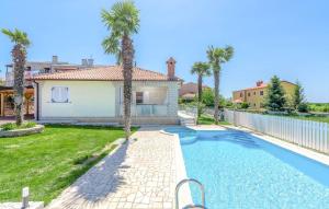 Sonniges Ferienhaus mit Meerblick, Privatpool, Grill - hundefreundlich