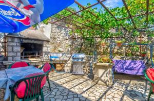 Charmantes Apartment nur 250 Meter zum Sandstrand mit privater Terrasse, Liegen, Grill 