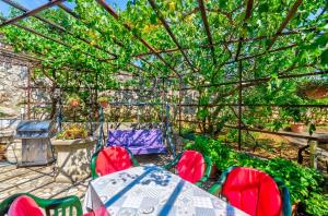 Charmantes Apartment nur 250 Meter zum Sandstrand mit privater Terrasse, Liegen, Grill 