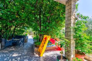 Charmantes Apartment nur 250 Meter zum Sandstrand mit privater Terrasse, Liegen, Grill 