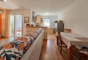 Charmantes Apartment mit Meerblick, Waschmaschine - nur 1,2 km zum Strand 