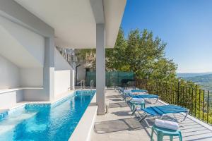 Modernes Apartment mit traumhafter Aussicht, Pool, Privatparkplatz, WiFi