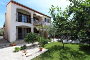 Charmantes Apartment nur 10 Gehminuten zum Strand mit privater Terrasse, Klima, WiFi 